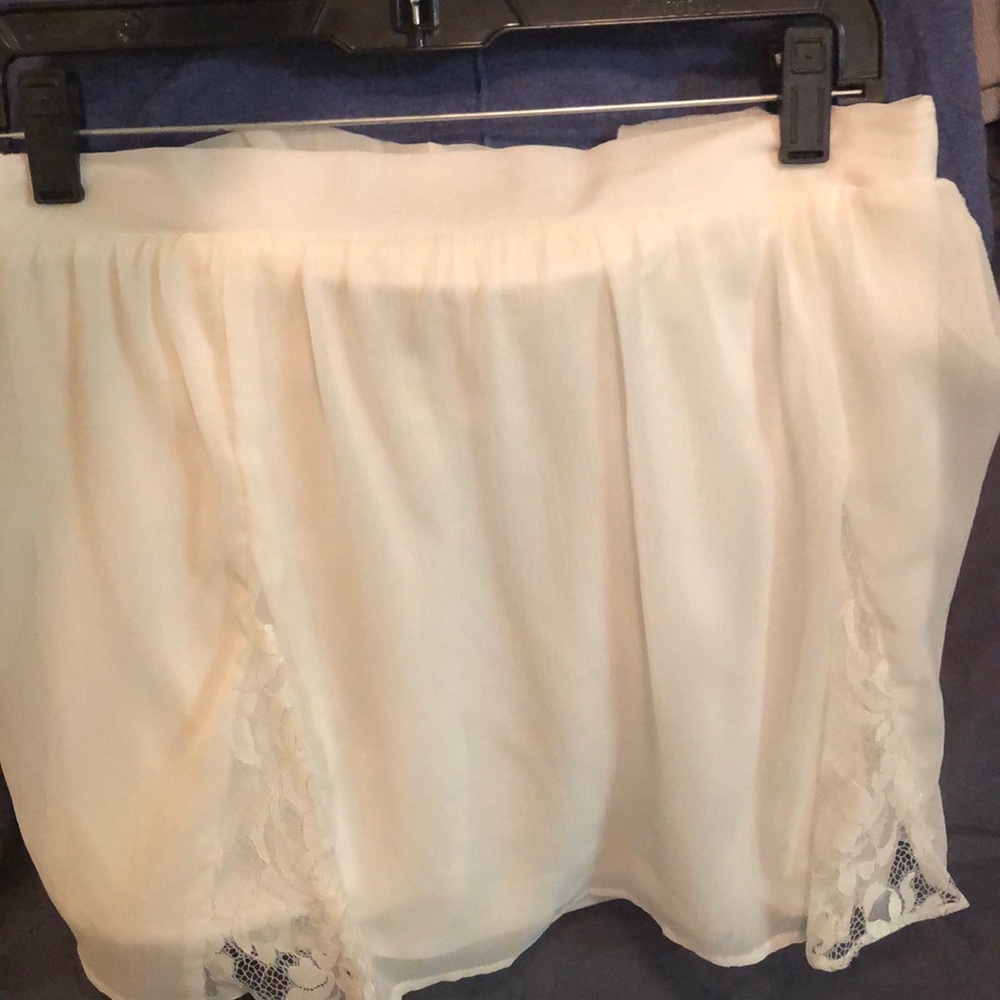 White skirt w lace pleats